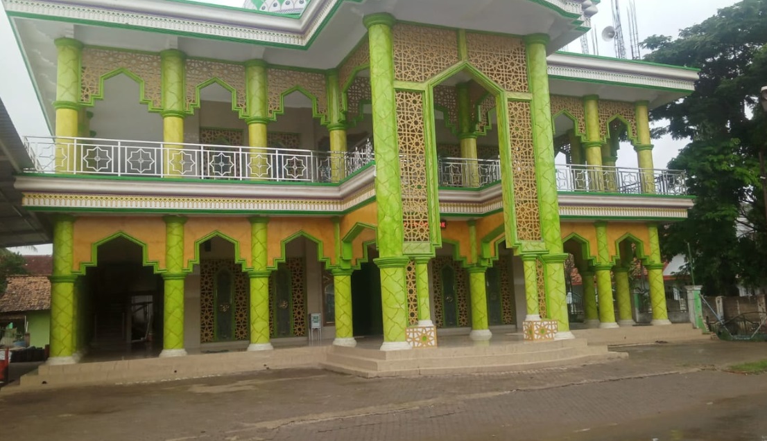 Foto tampak depan masjid besar Al-Inayah Kemiri